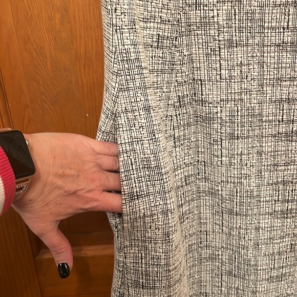 Closet staple! Black and white dress - WITH POCKETS - Picture 5 of 5